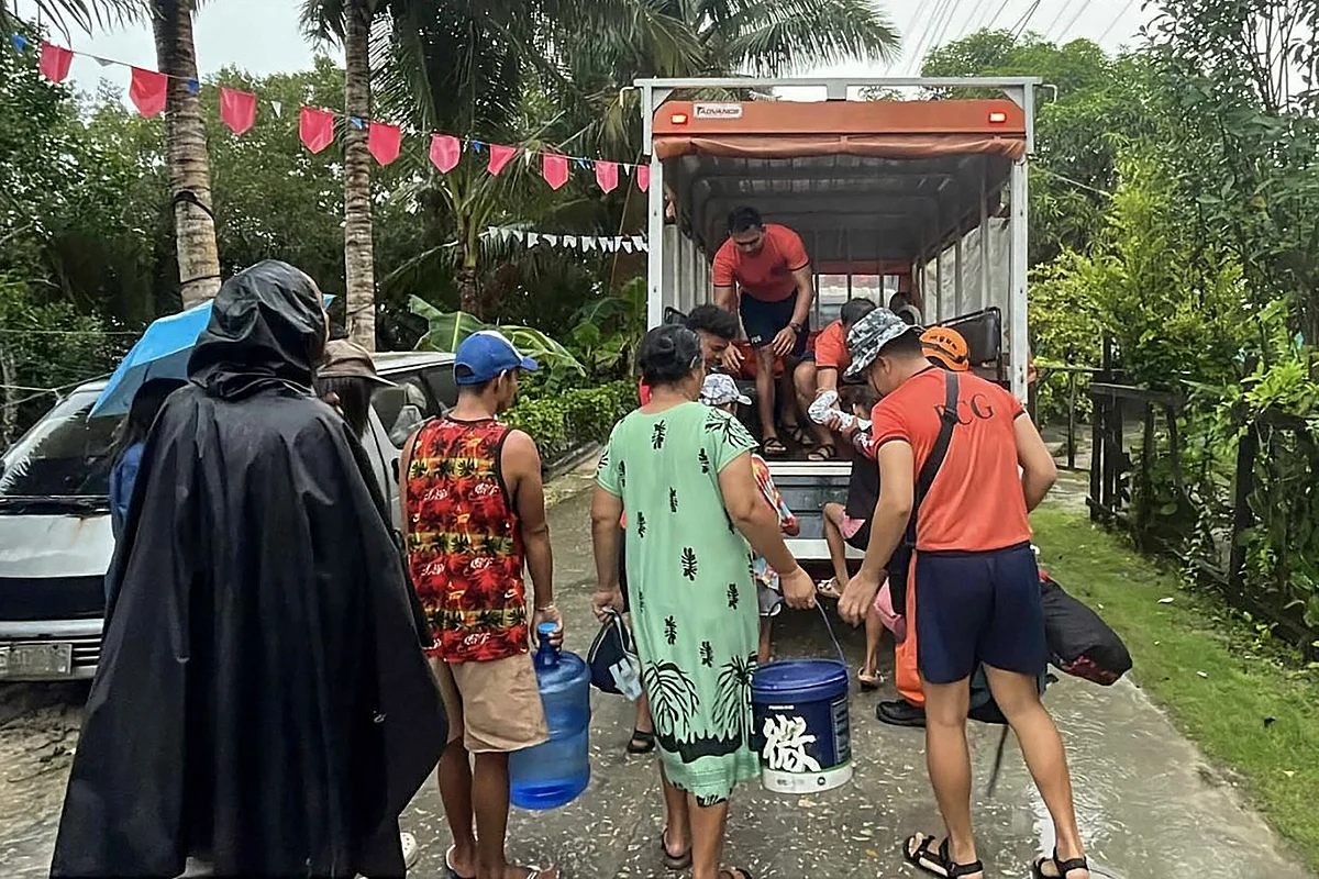 Filipinler'de Tayfun Yağarken Binlerce Kişi Tahliye Edildi