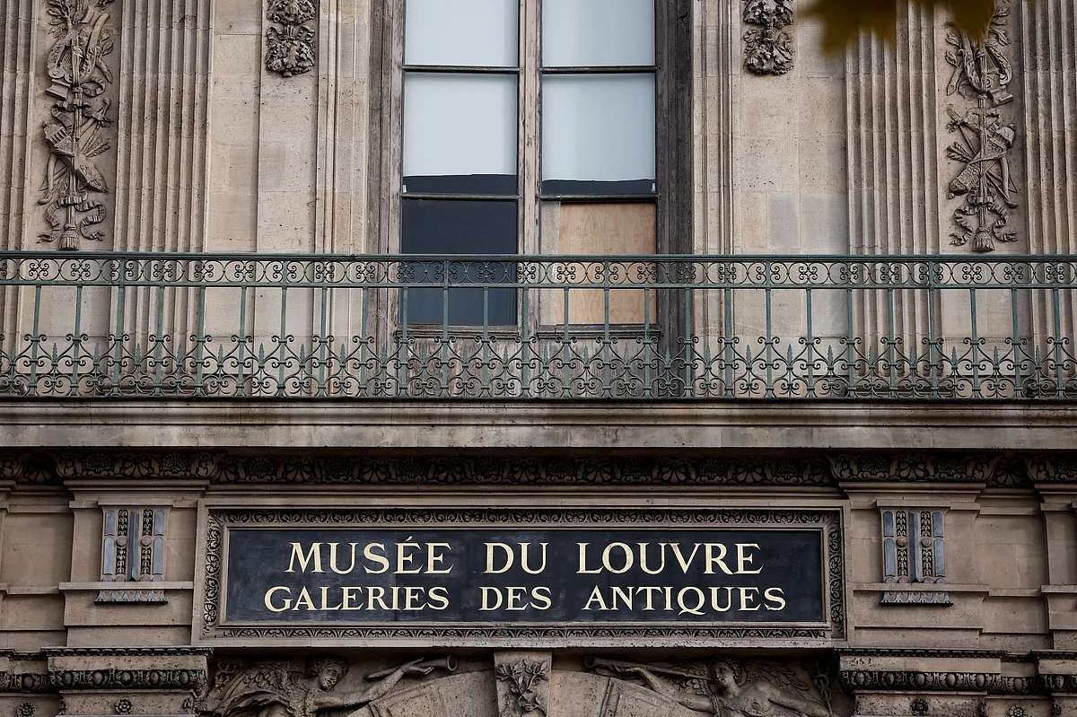 Fransa, Louvre Soygunu Nedeniyle iki erkek ve iki kadını Tutukladı: Savcı