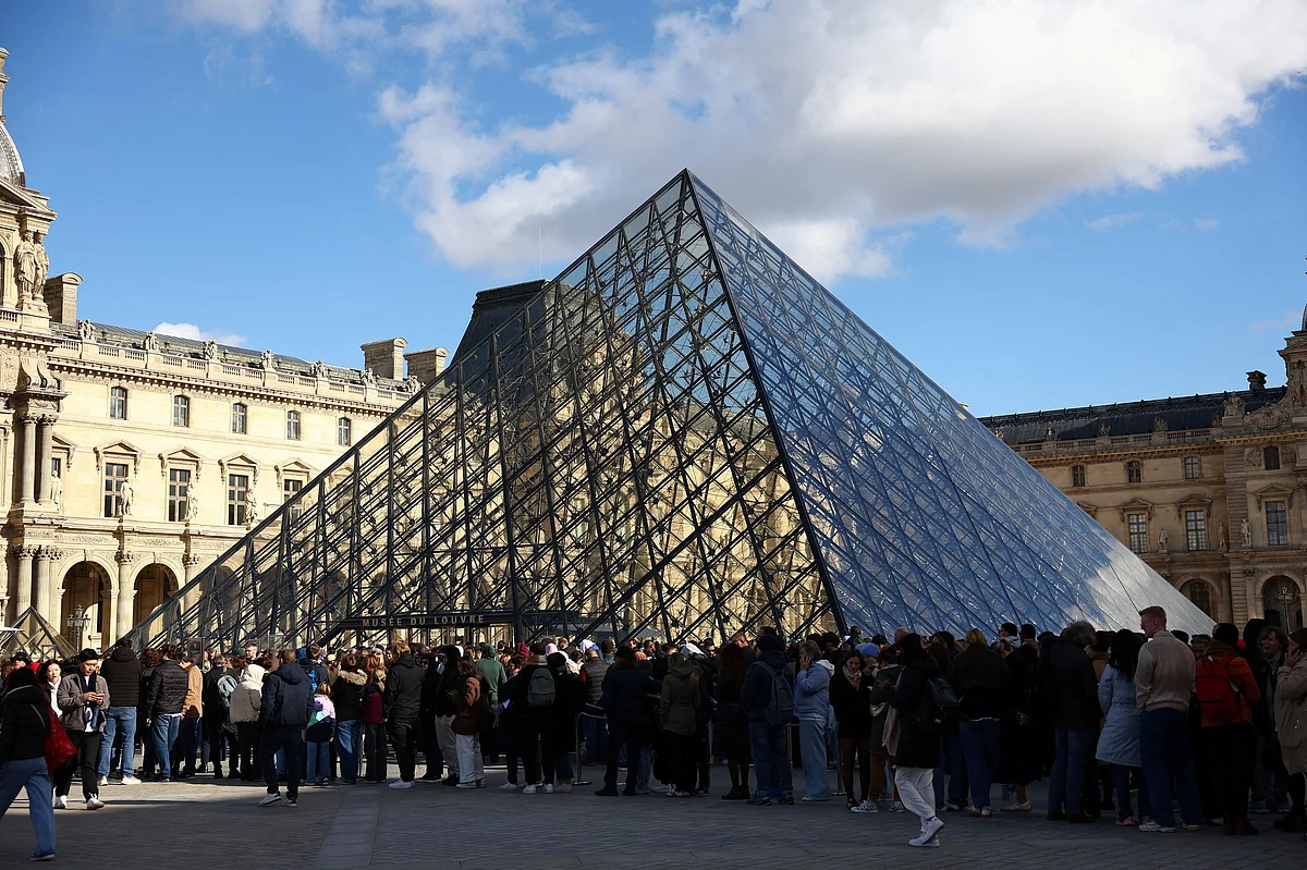 Fransa Savcısı, iki Louvre Mücevher Soygununun Çocuklu Bir Çiftten Şüphelendiğini Açıkladı