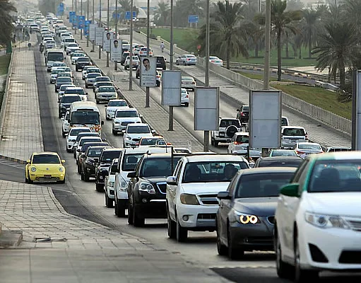 Trafik Günlük Geldiniz Yeni Otoyol Duyuru 4 Saat Kaybeden BAE Sürücülerin