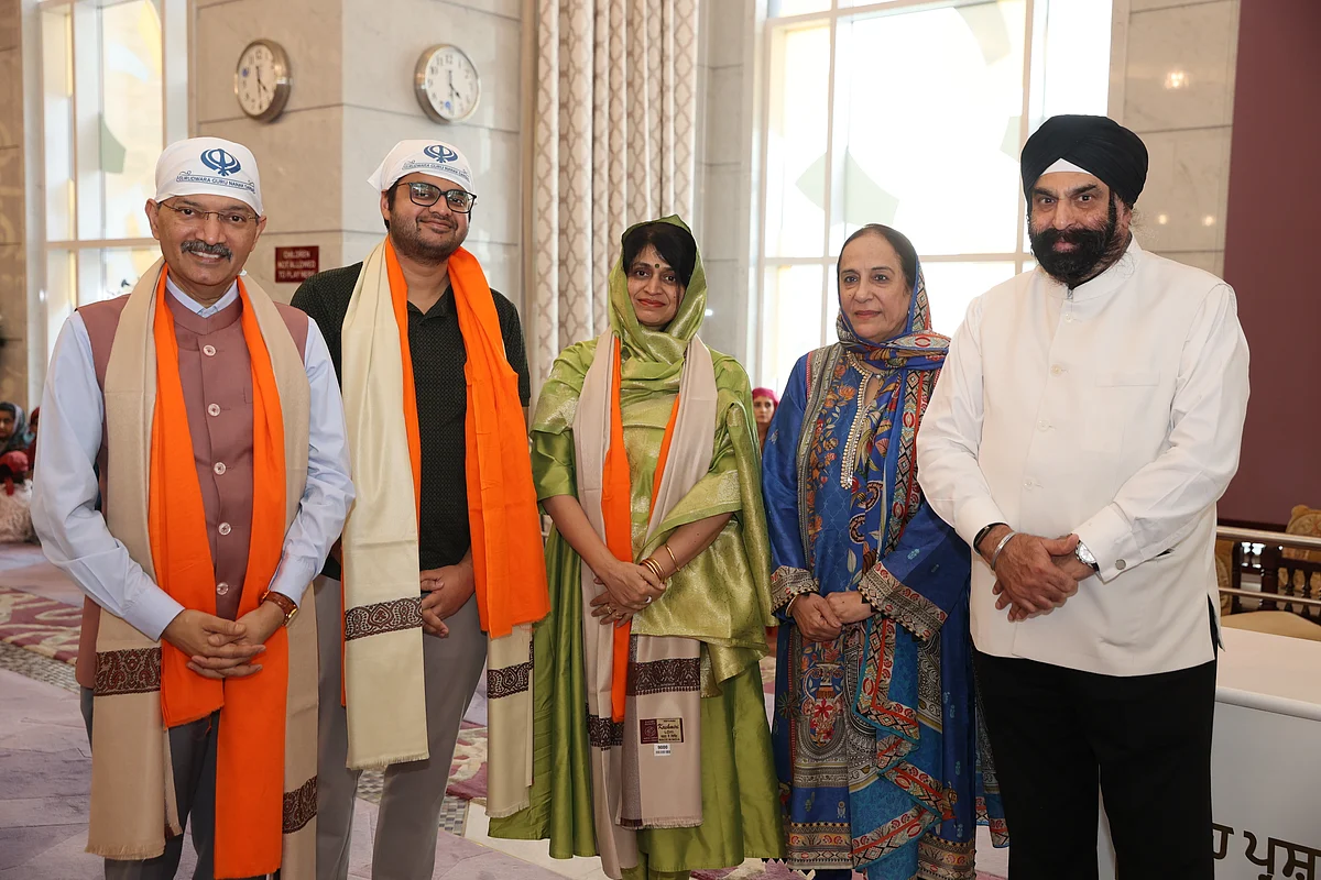 Hindistan Büyükelçisi Dr Deepak Mittal, Guru Nanak Dev Ji'nin Prakash Purab'ında Guru Nanak Darbar Dubai'yi Ziyaret Etti