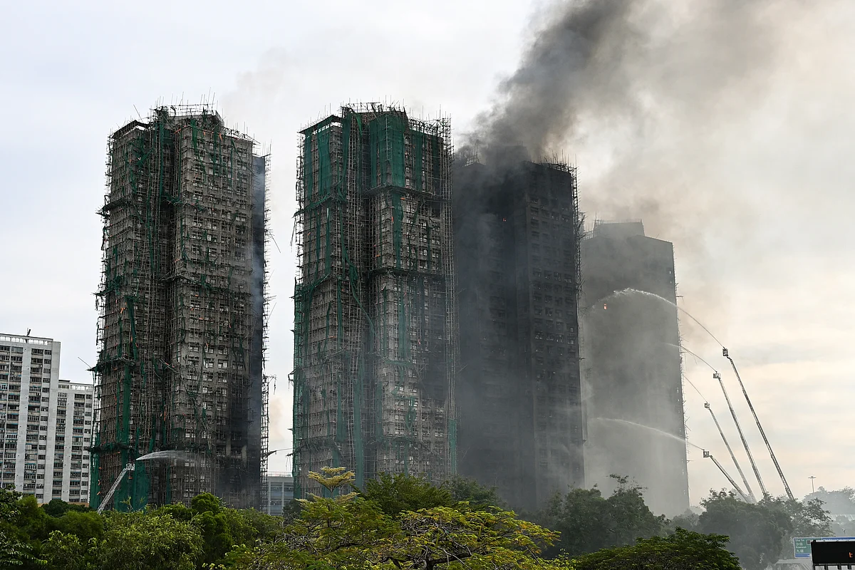 Hong Kong Yangını Hala Yanıyor; Ölü Sayısı En Az 44'e Yükseldi