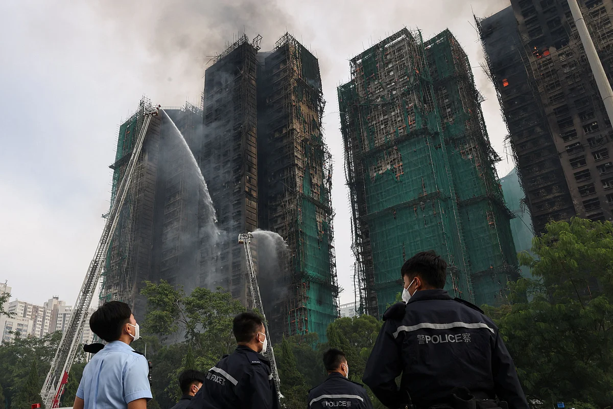 Hong Kong'daki Büyük Yangında Yaklaşık 300 Kayıp: Alevler Devam Ederken Aileler Akraba Arıyor