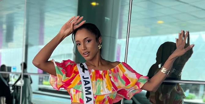 İzle: Miss Universe Jamaika Kötü Bir Kazada Sahneden Düştü, Hastaneye Kaldırıldı