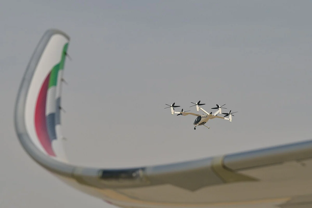 İzleyin: Dubai Airshow 2025'te Hava Taksisi Havalanıyor; Uçan Gösteri Kalabalığı Hayrete Düşürüyor