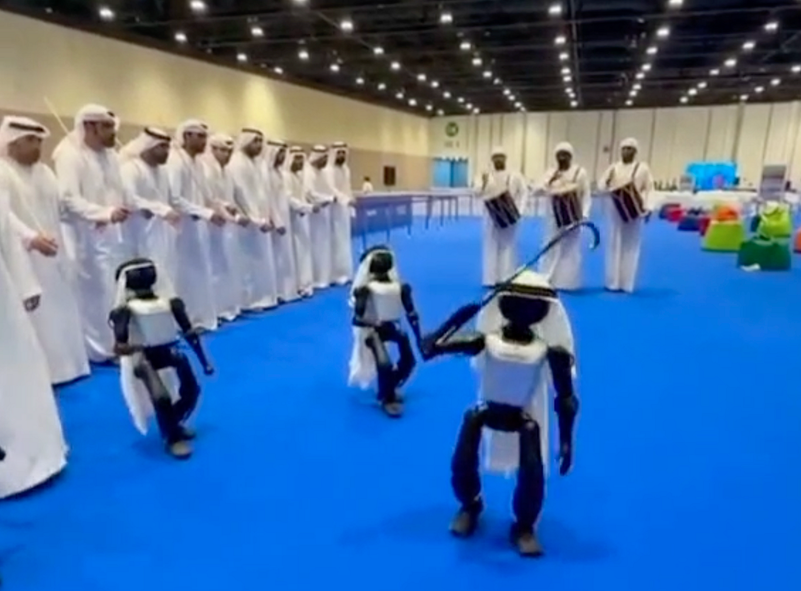 İzleyin: Emirlik Şapkalı Robotlar Abu Dabi'de Geleneksel Ayyalah Dansı Yapıyor