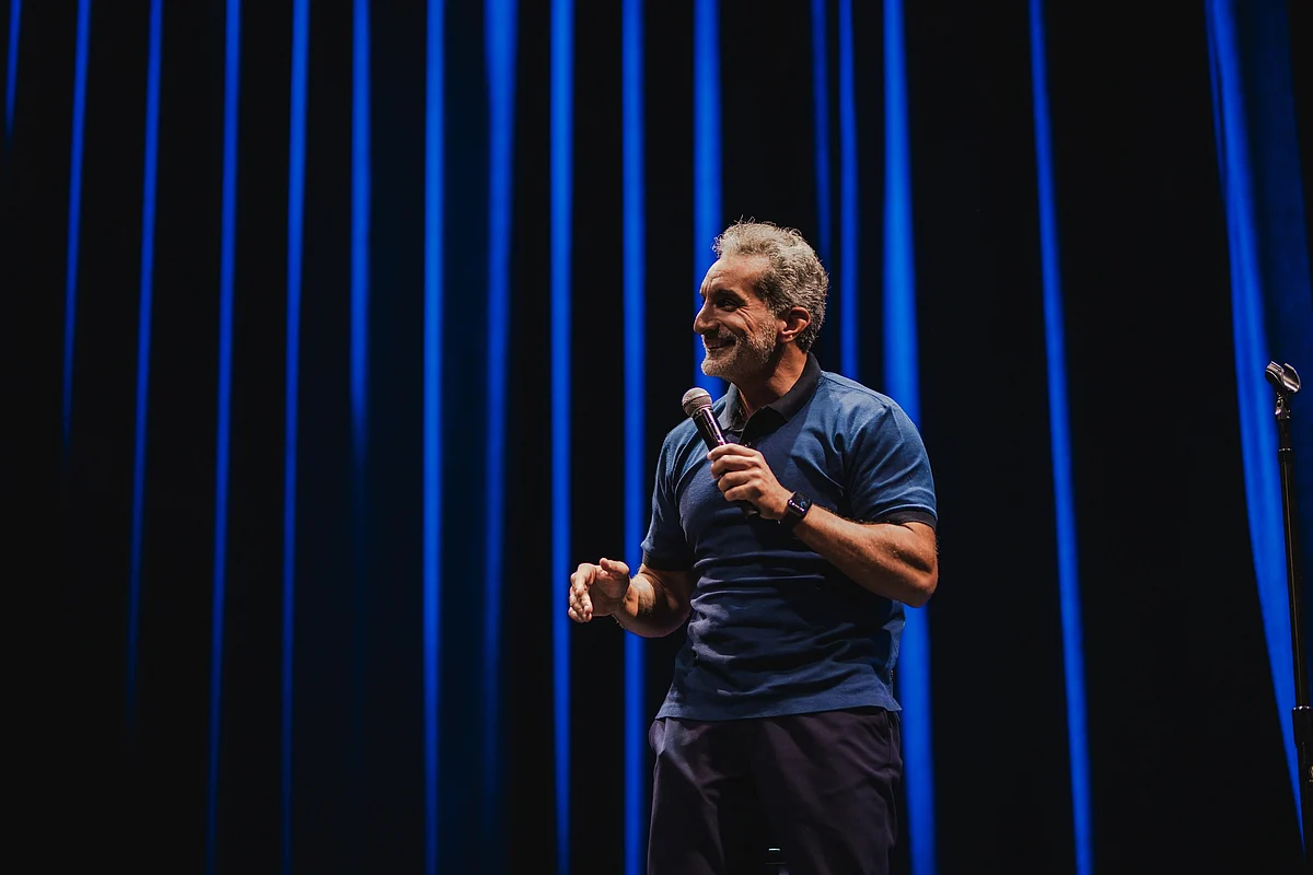 'Kendimi Sansürlemiyorum': Komedi, Kimlik ve Dubai'de Performans Üzerine Bassem Youssef