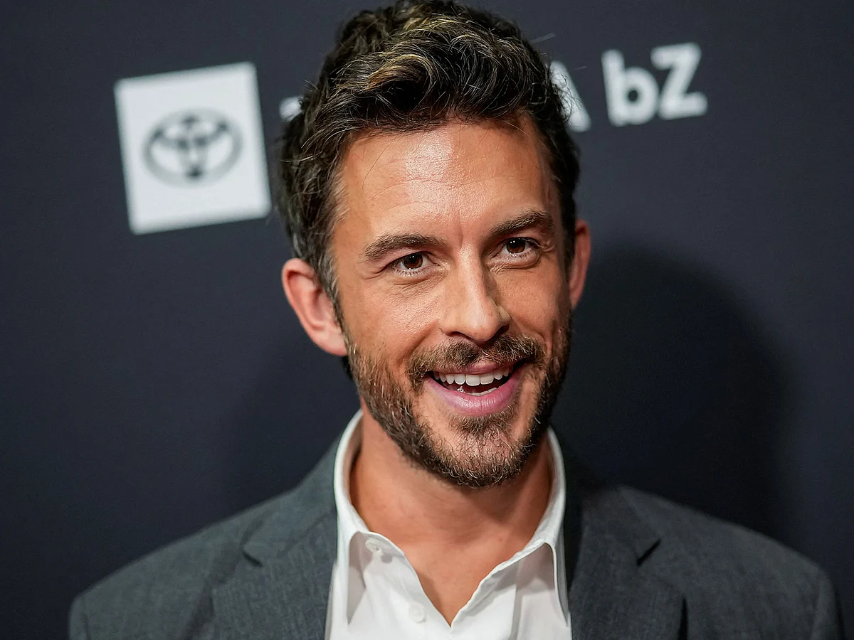 'Kötü' Yıldız Jonathan Bailey, People Dergisi tarafından 'Yaşayan En Seksi Adam' Seçildi