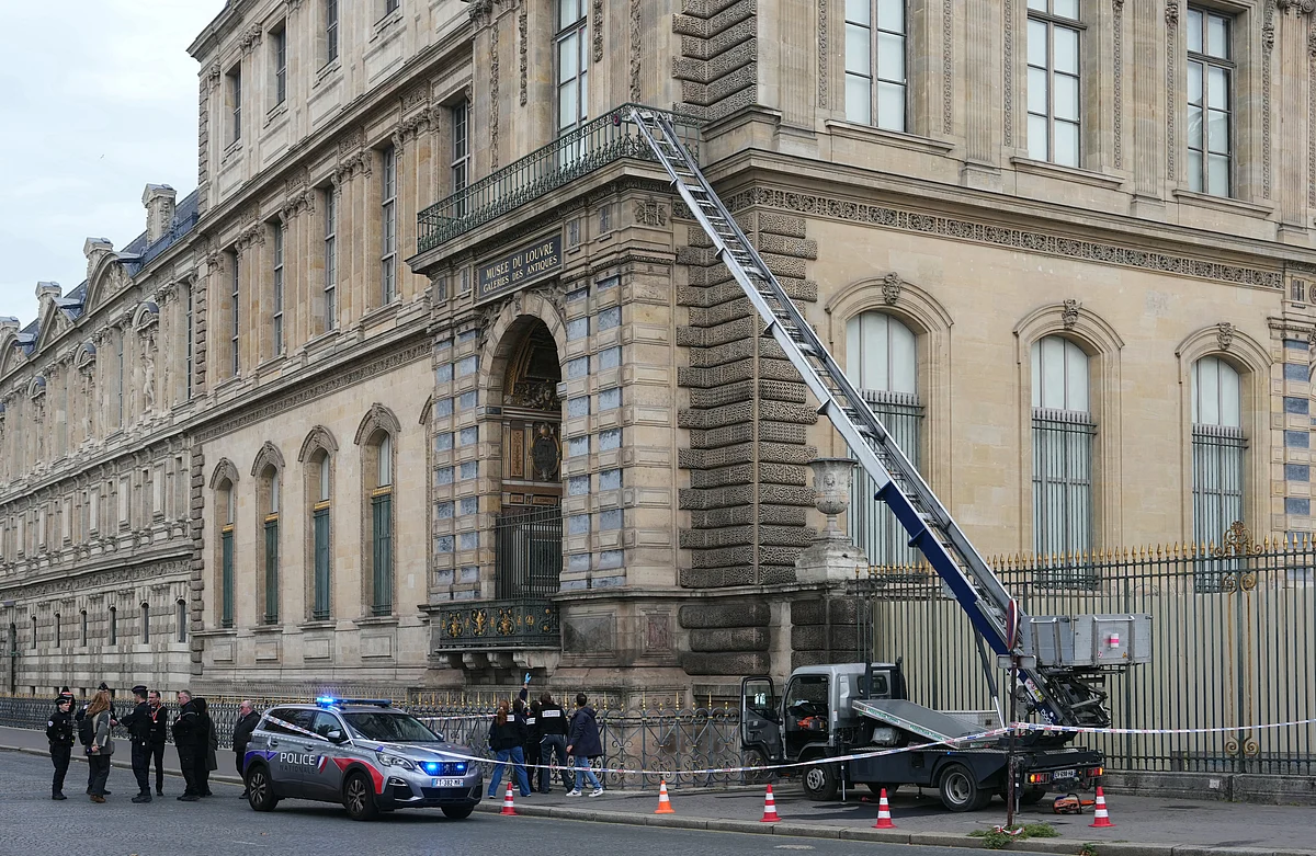 Louvre Soygunu Şüphelileri Paris Yargıçlarının Huzuruna Çıktı