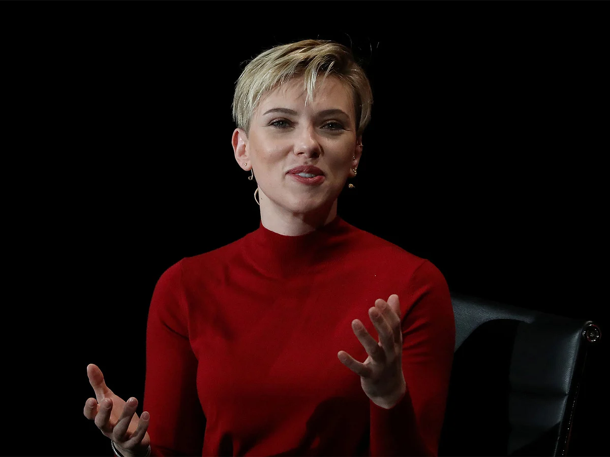 Scarlett Johansson, Bir Sonraki 'Exorcist' Filmini Yönetmeye Hazırlanıyor, Yönetmen Mike Flanagan'ı Doğruladı