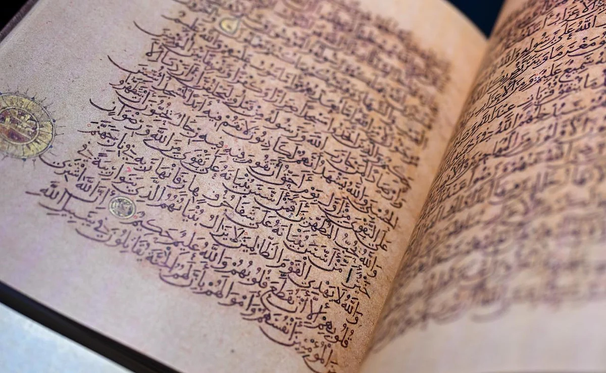 Sharjah Kitap Fuarı'nda Sergilenen 1.000 Yıllık Kuran Kaligrafisinin Nadir Kopyası