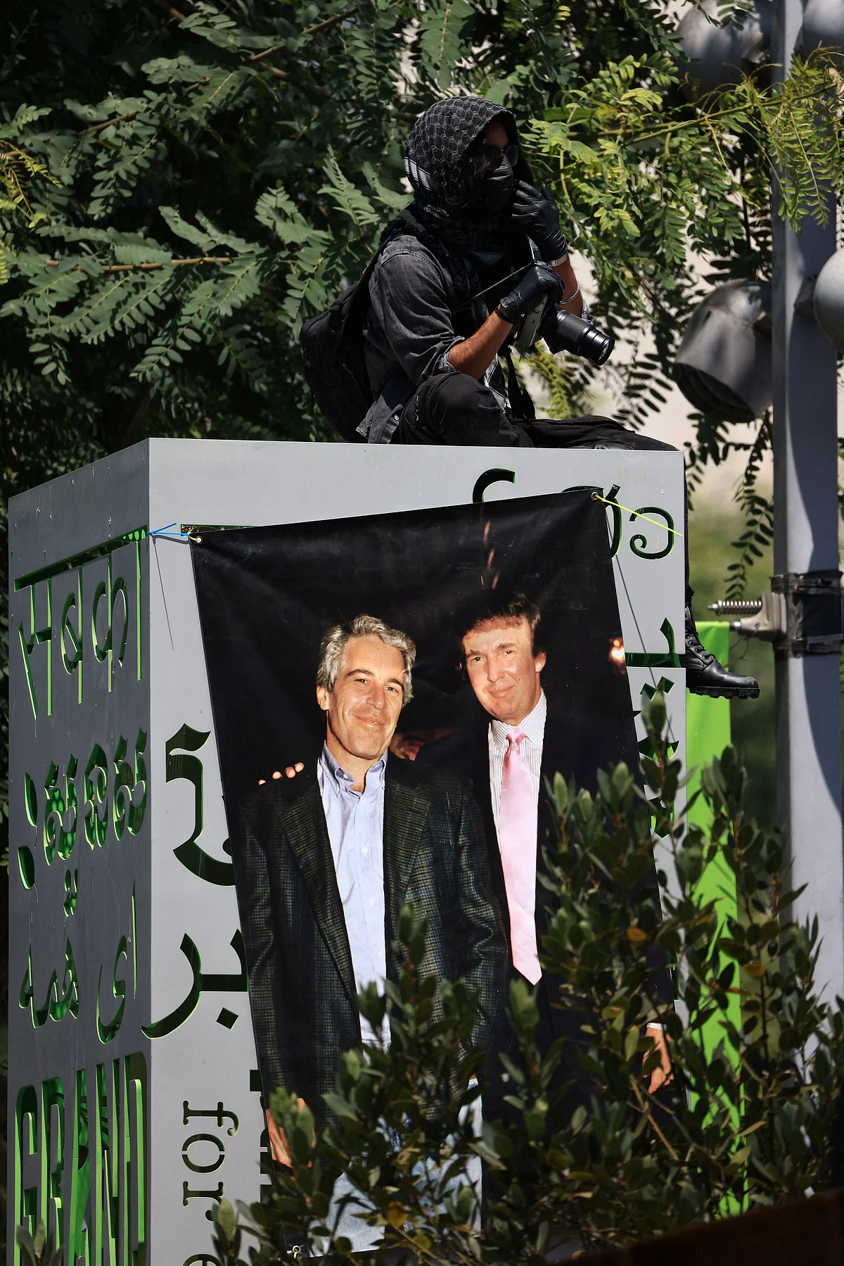 Trump, Epstein'ın Evinde Seks Kaçakçılığı Kurbanıyla 'Saatler Geçirdi', E-postalar Ortaya Çıktı