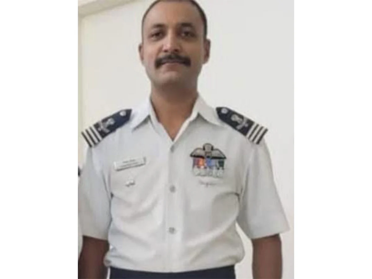 'Ulus Cesur Bir Pilotu Kaybetti': Hindistan, Dubai Airshow'daki Tejas Jet Kazasından Sonra Namansh Syal'ın Yasını Tutuyor