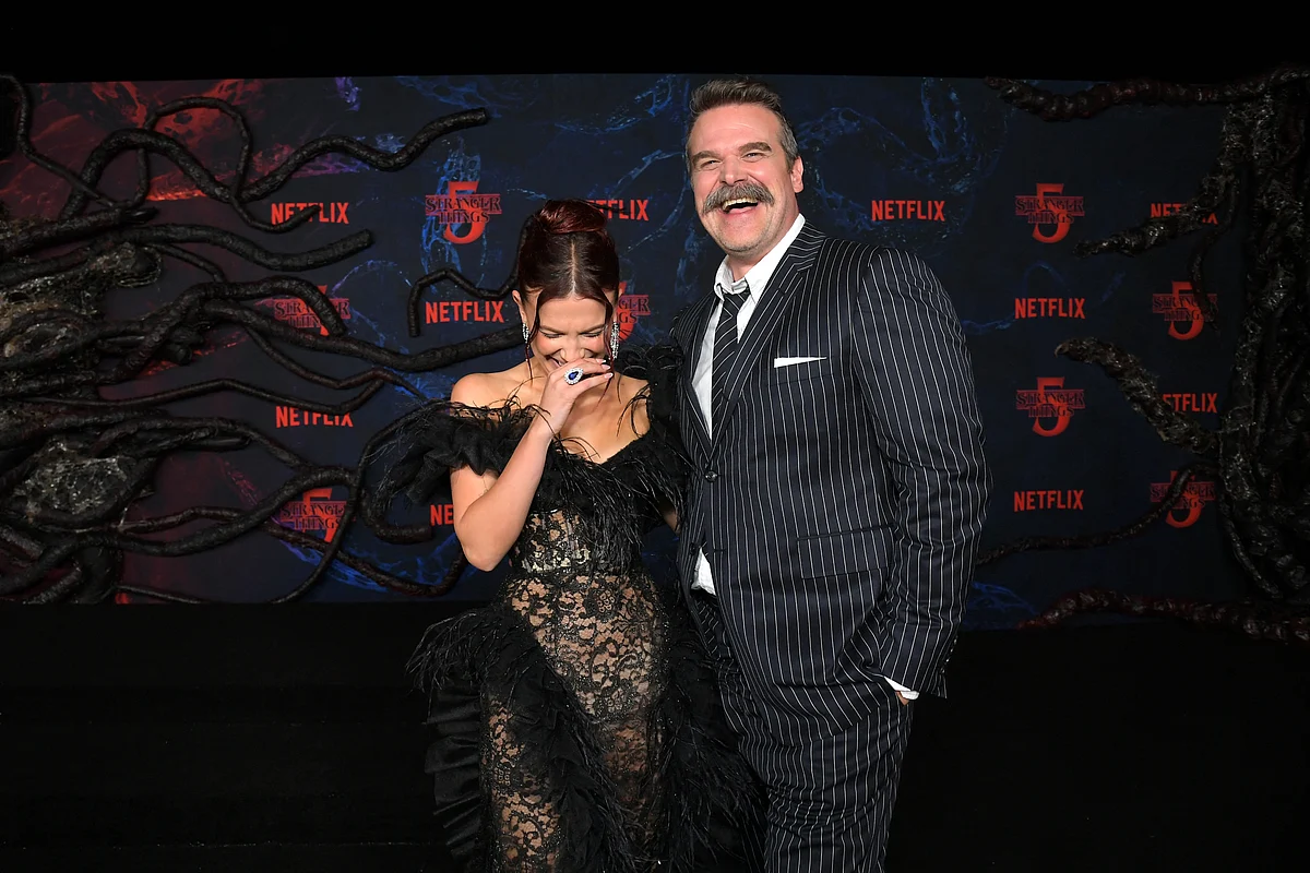 'Yabancı Şeyler' Prömiyeri: Duffer Kardeşler Millie Bobby Brown, David Harbour'ın 'Aile' Olduğunu Söylüyor