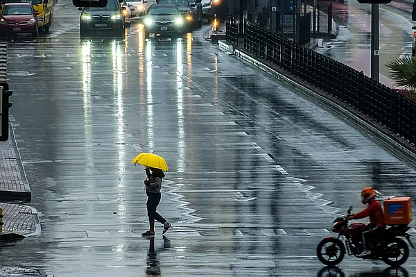 Yarın BAE Hava Durumu: Yağışlar Bekleniyor; Dubai 22ºc'nin En Düşük Seviyelerini Görecek