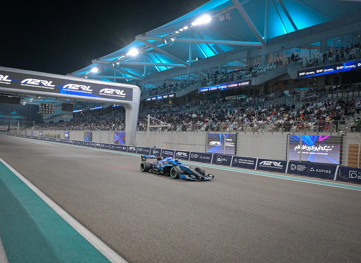 Yas Marina'da Yapay Zekaya Karşı İnsan: Eski Formula 1 Sürücüsü Otonom Aracı Sadece 1,5 Saniye Geride Bıraktı