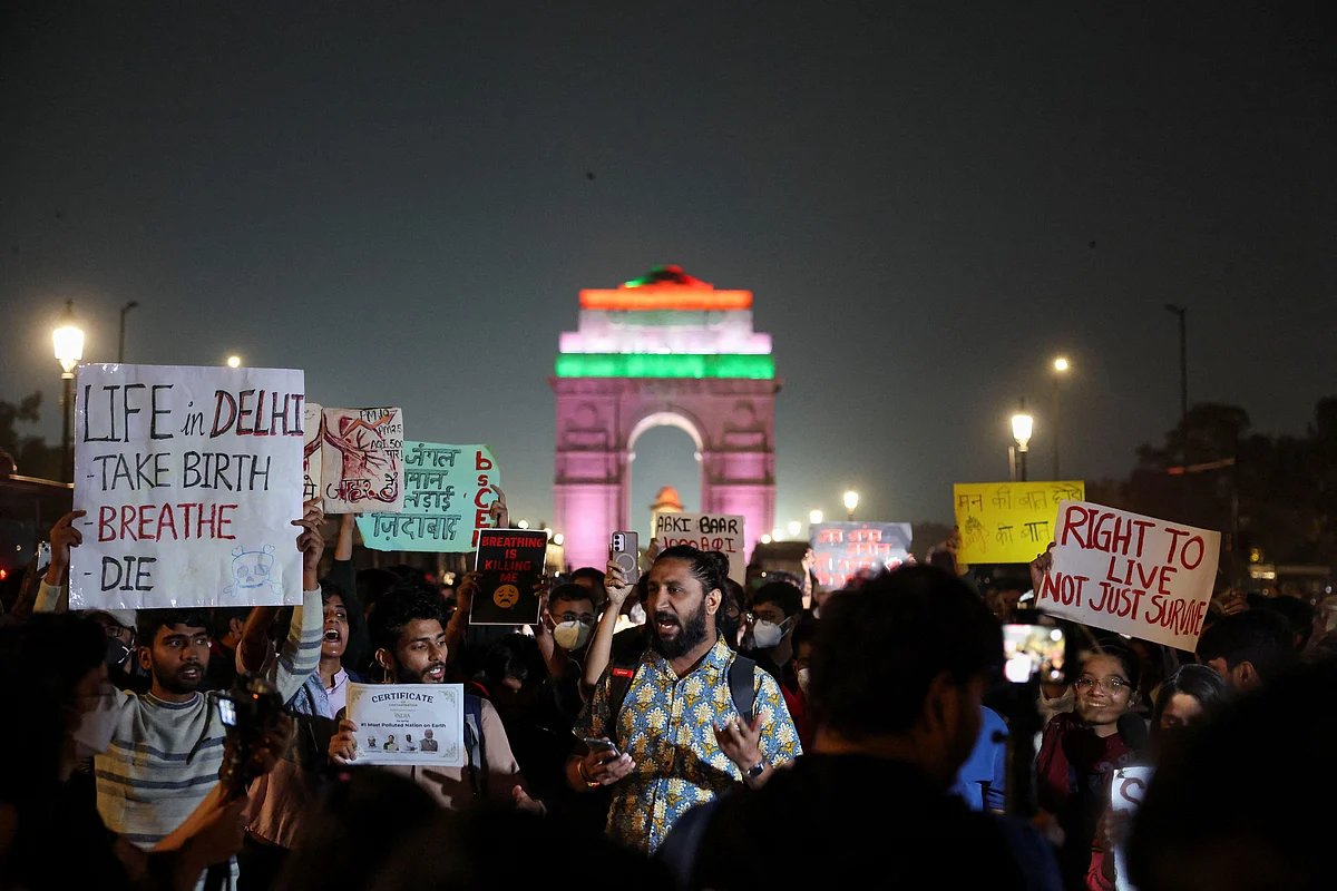 Yeni Delhi Polisi Kirlilik Karşıtı Protestolarda Onlarca Kişiyi Gözaltına Aldı