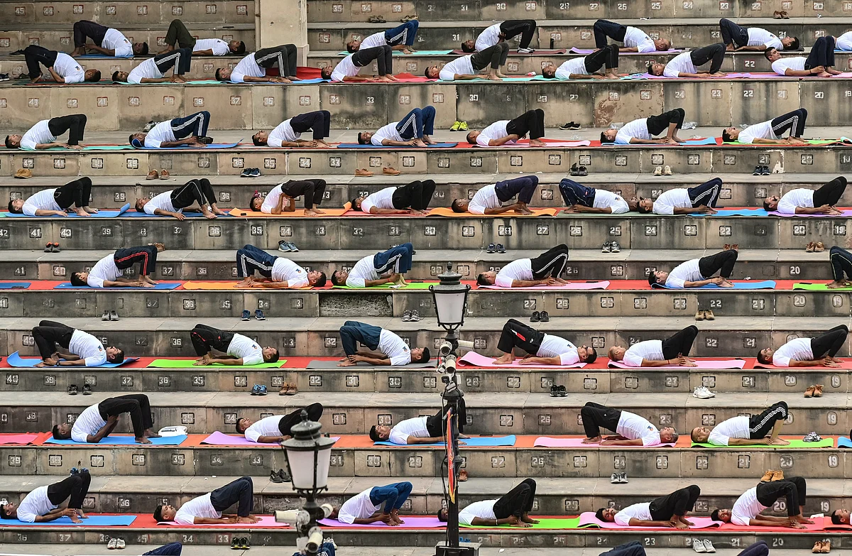 Yoga, BAE'deki Hindistan Evinde Yeni Bir Ev Buluyor ve Ülke Pratiği Spora Yükseltiyor