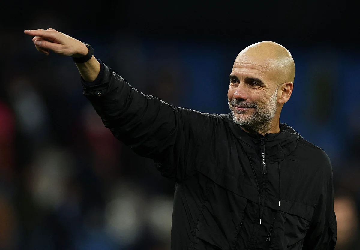 Zamansız Guardiola, Yağmurda İnsan Şehri Işıltısı Olarak Sihir Kalıntılarını Gösteriyor