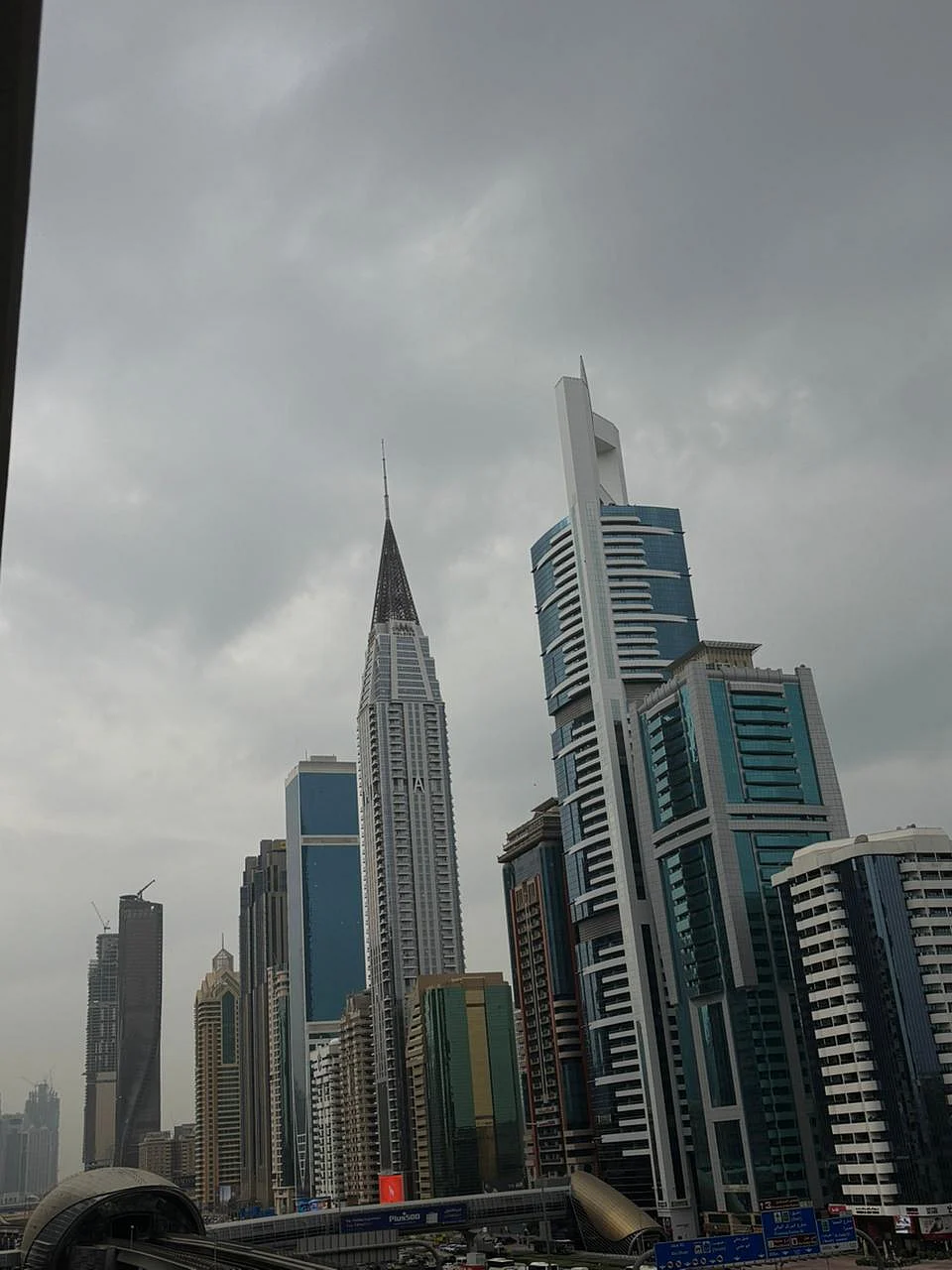 Abu Dabi, Dubai'deki Dengesiz Havanın ilk Dalgası Bu Gece Vuracak