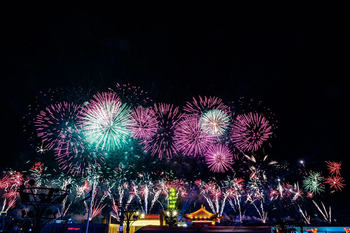 Abu Dabi'de NYE: Canlı Konserlerden Çöl Gökyüzüne Kutlamanın 10 Yolu