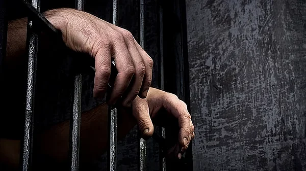 BAE: Adam Borçlarını Ödemek için Maaş Belgelerini Taklit Ettiği için 3 Ay Hapis, 882.000 Dh'ye Para Cezası Aldı