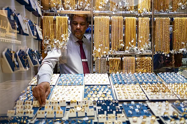BAE Altın Fiyatları: 3 Günlük Rekor Seviyelerin Ardından Noel'de Değerli Metaller Düşüyor