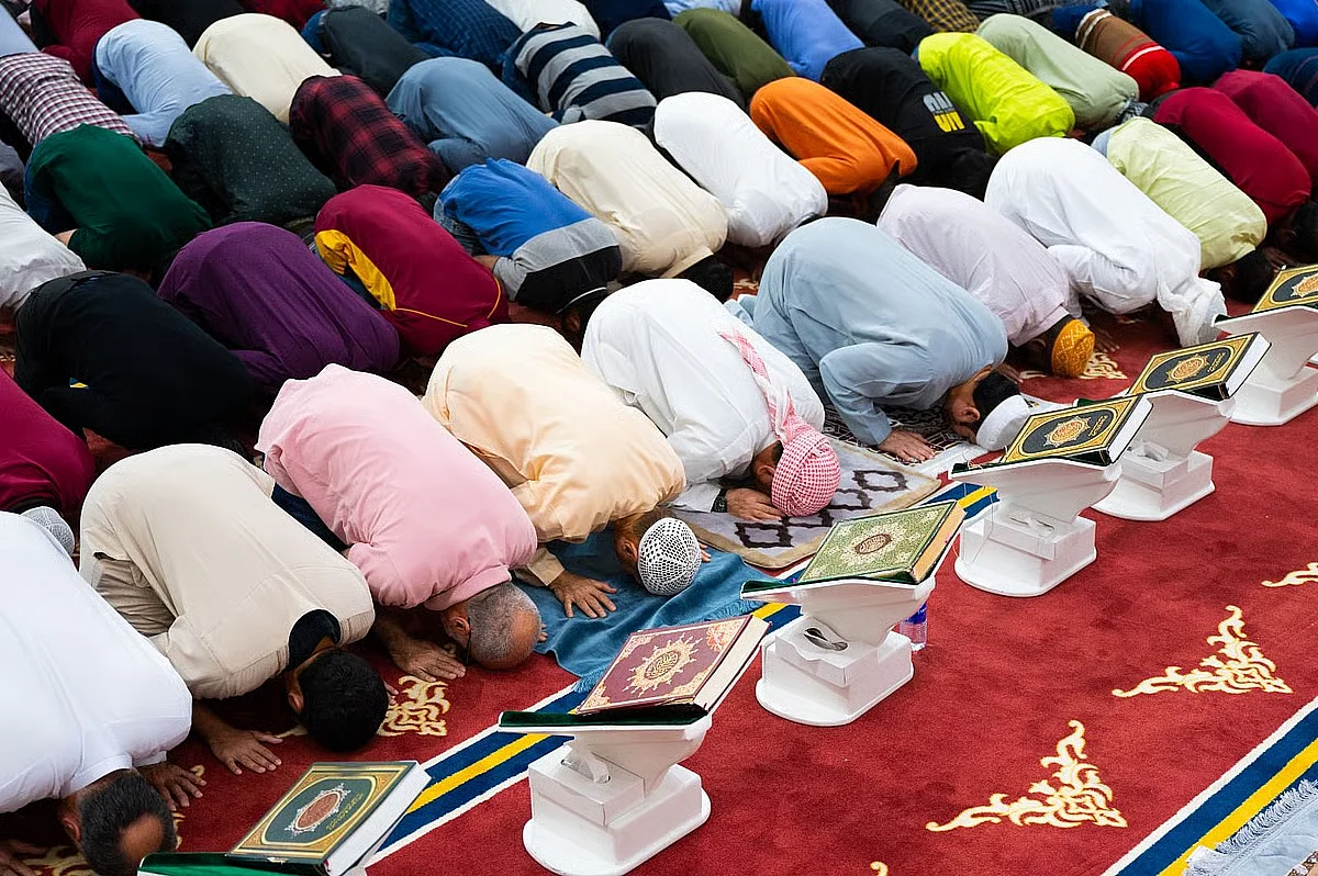 BAE Cuma Namazı Zamanlaması: Değişimin Sakinlerin Çalışma Saatlerini Nasıl Etkilediği, İşe Gidip Gelme