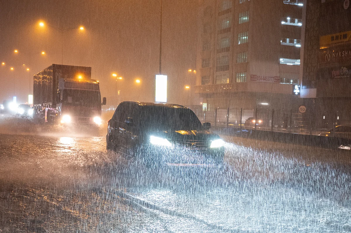 BAE, Sürekli Halk Uyarılarıyla Şiddetli Yağmurları Nasıl Yıprattı, Gece Boyunca Drenaj