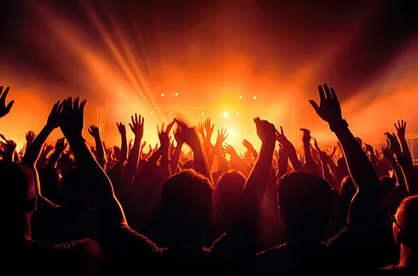 BAE: Z Kuşağı Sakinleri Bu Festival Sezonunda Hediyeler Yerine Konserler ve Konaklamalar Seçiyor