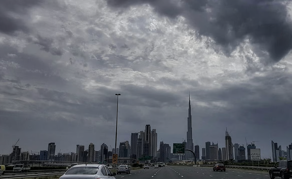 BAE'de İstikrarsız Hava: Dubai Polisi Halkı Su Yollarından ve Vadilerden Uzak Durmaya Çağırıyor