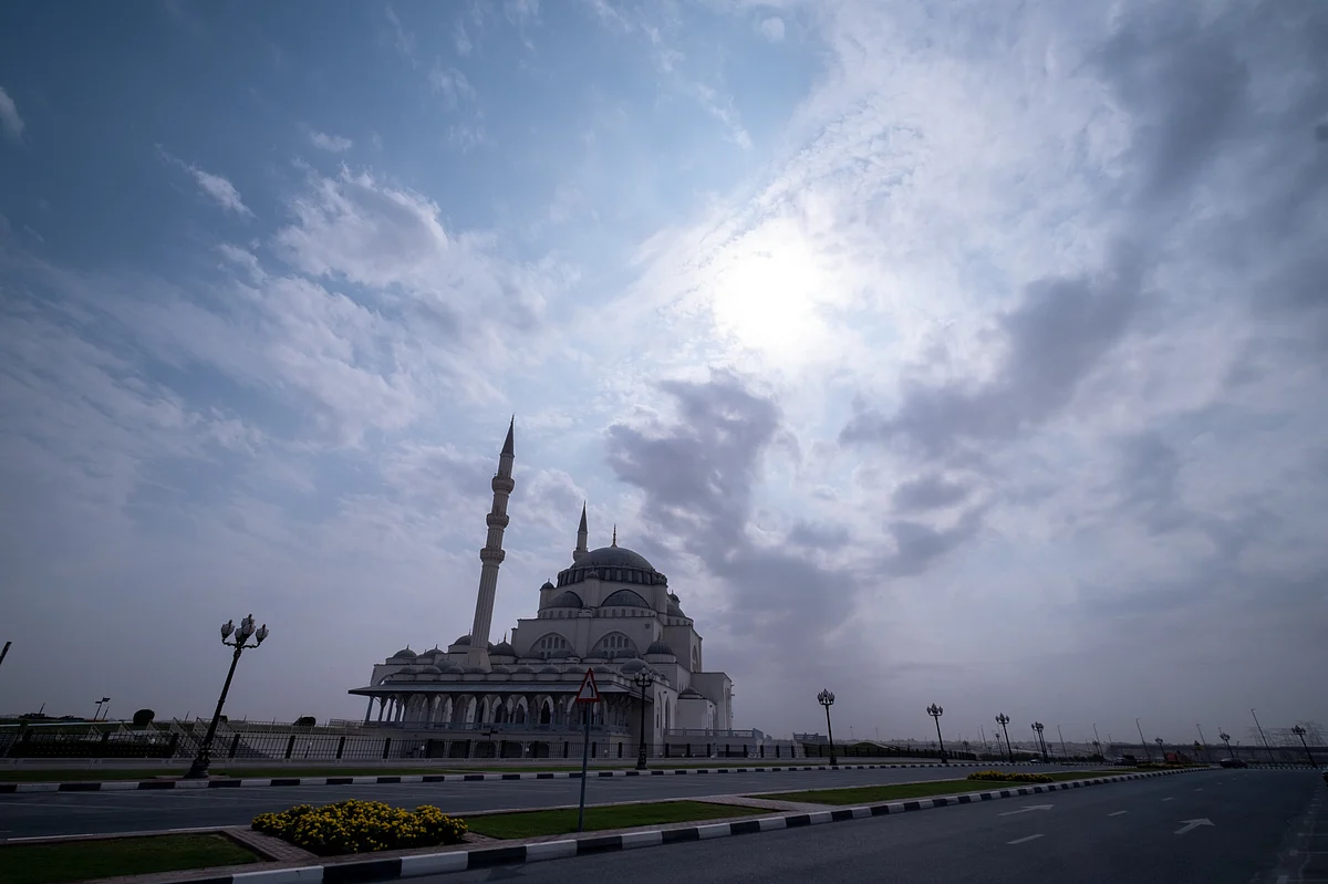 BAE'de Yarın Hava Durumu: Yağmurlar Devam Ediyor; Kuvvetli Rüzgarlar Esen Toza, Kuma Neden Olacak