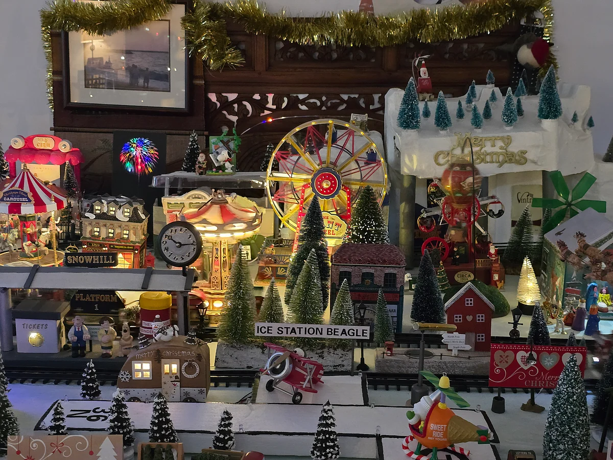 Bakın: Minyatür Köy, Sıcak Kakao Barı; BAE Sakinleri Noel için Süslemeye Gidiyor