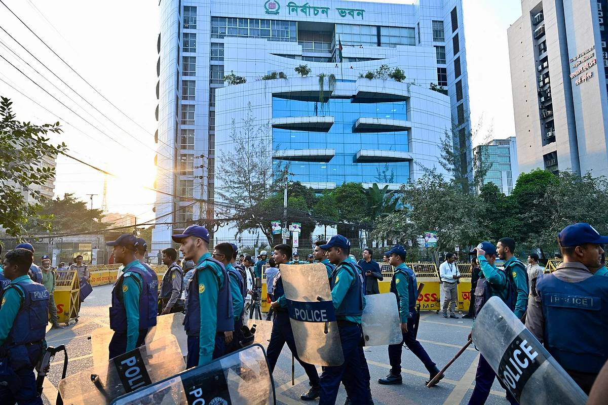 Bangladeş, Gençlik Liderinin Öldürülmesi ve Medyaya Yönelik Mafya Saldırılarının Ardından Güvenliği Sıkılaştırdı
