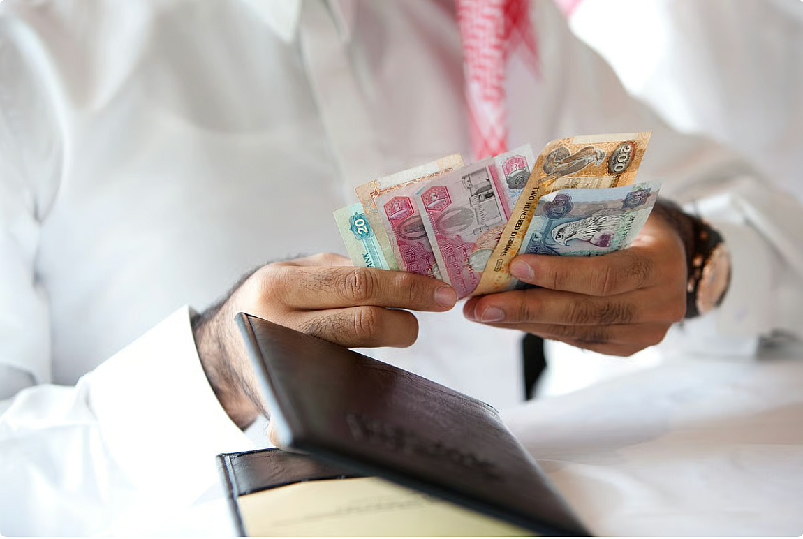 Bazı BAE Bankaları, Bireysel Krediler için Hala Asgari 5.000 Dh'lik Maaş Şartı Belirlemektedir