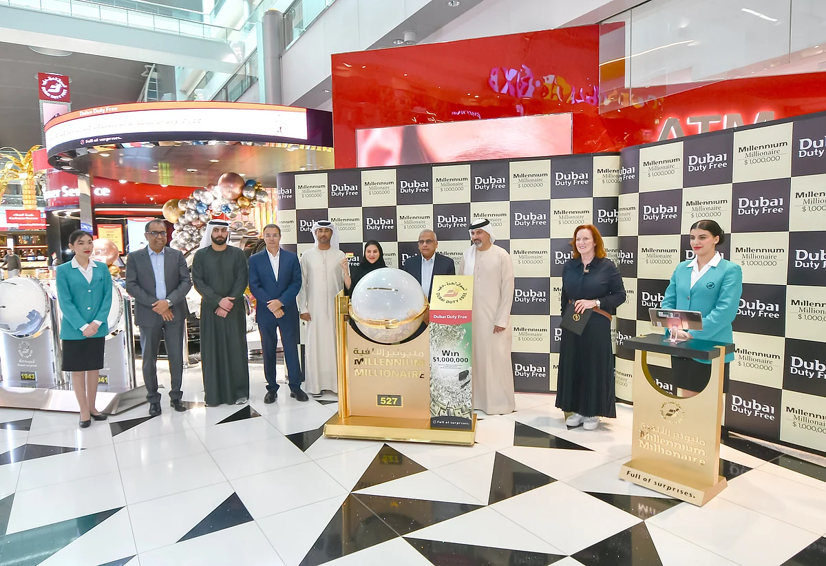 Birleşik Arap Emirlikleri: Su Basmış Arabadan Yepyeni Mercedes'e, Şanslı Dubai Duty Free Kazananıyla Tanışın