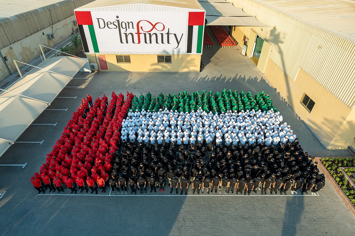 Design Infinity, Cam, Metal ve Tabela Fabrikasındaki 1.400 Kişilik Ekibiyle BAE Ulusal Günü'nü Kutladı