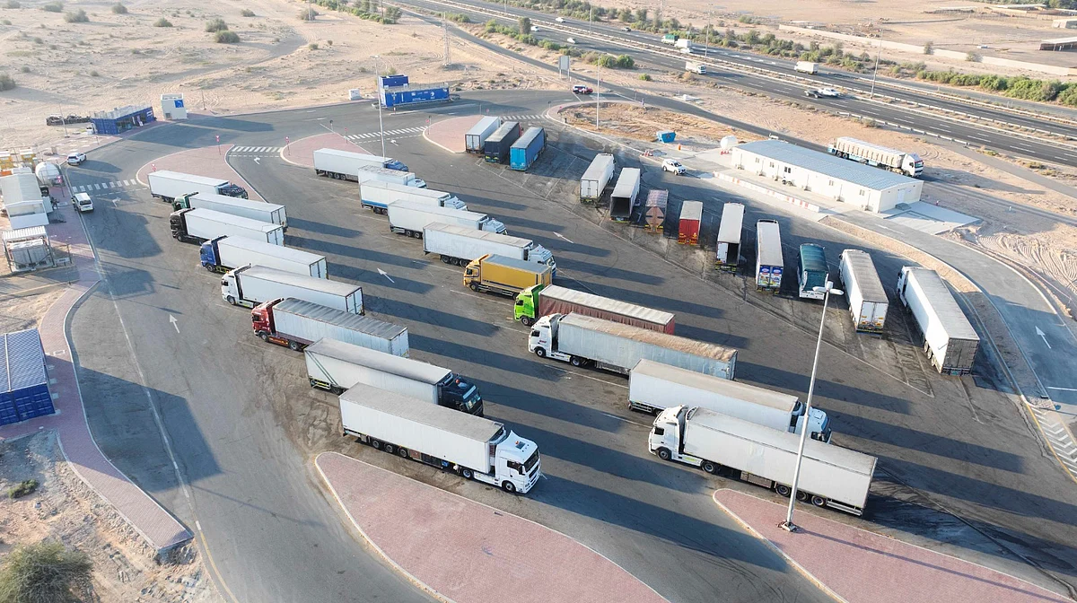 Dubai: Ana Yollara Rastgele Park Eden Kamyonlar için 200.000 Dh'ye Kadar Para Cezası