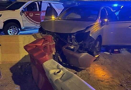 Dubai: Sürücü Bilincini Kaybettikten Sonra E311'de Meydana Gelen Trafik Kazasında 2 Kişi Yaralandı
