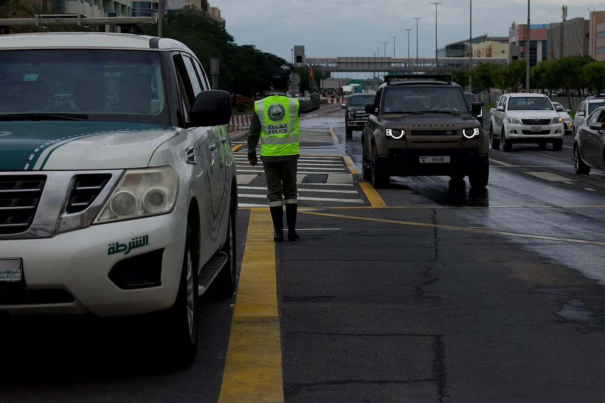 Dubai Yağmurları: Polis, Acil Durum Ekipleri Sular Altında Kalan Yolları Temizlemek, Trafiği Yönetmek için Bir Gecede Çalışıyor