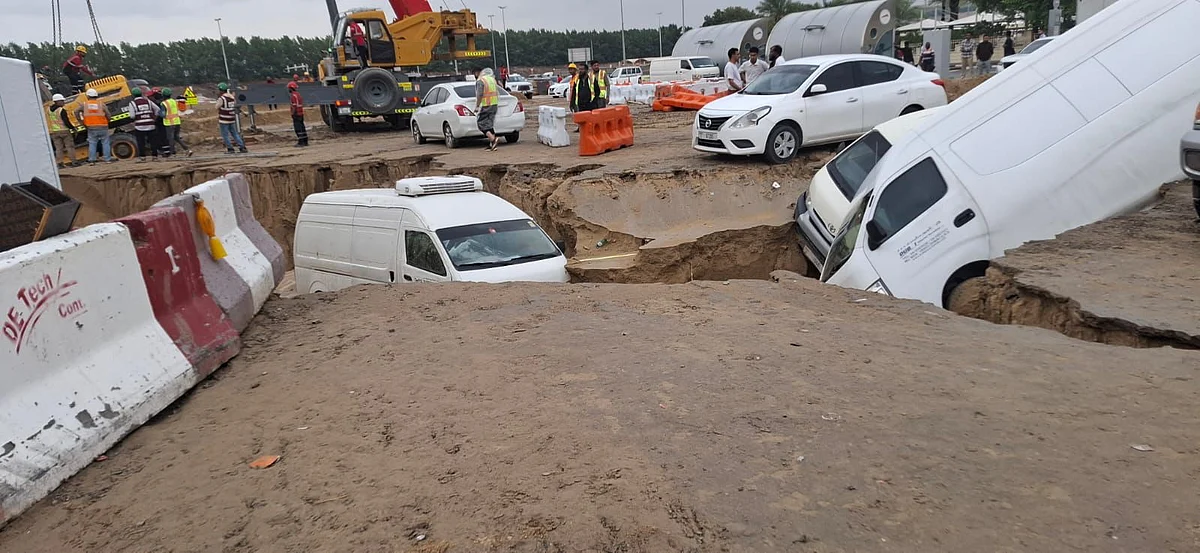 Dubai'nin Küresel Köyü Yeniden Açılıyor, Yağmur Hafiflerken Açık Havada Cuma Namazı Kılınıyor