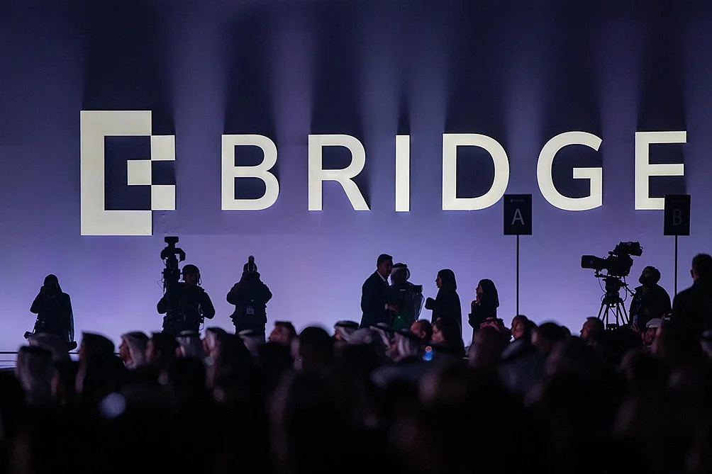 Dünyanın Dört Bir Yanından Binlerce Kişi, BAE'nin Dünyanın En Büyük İlk Medya Etkinliği olan Bridge Summit 2025'in Açılışına Tanık Oluyor