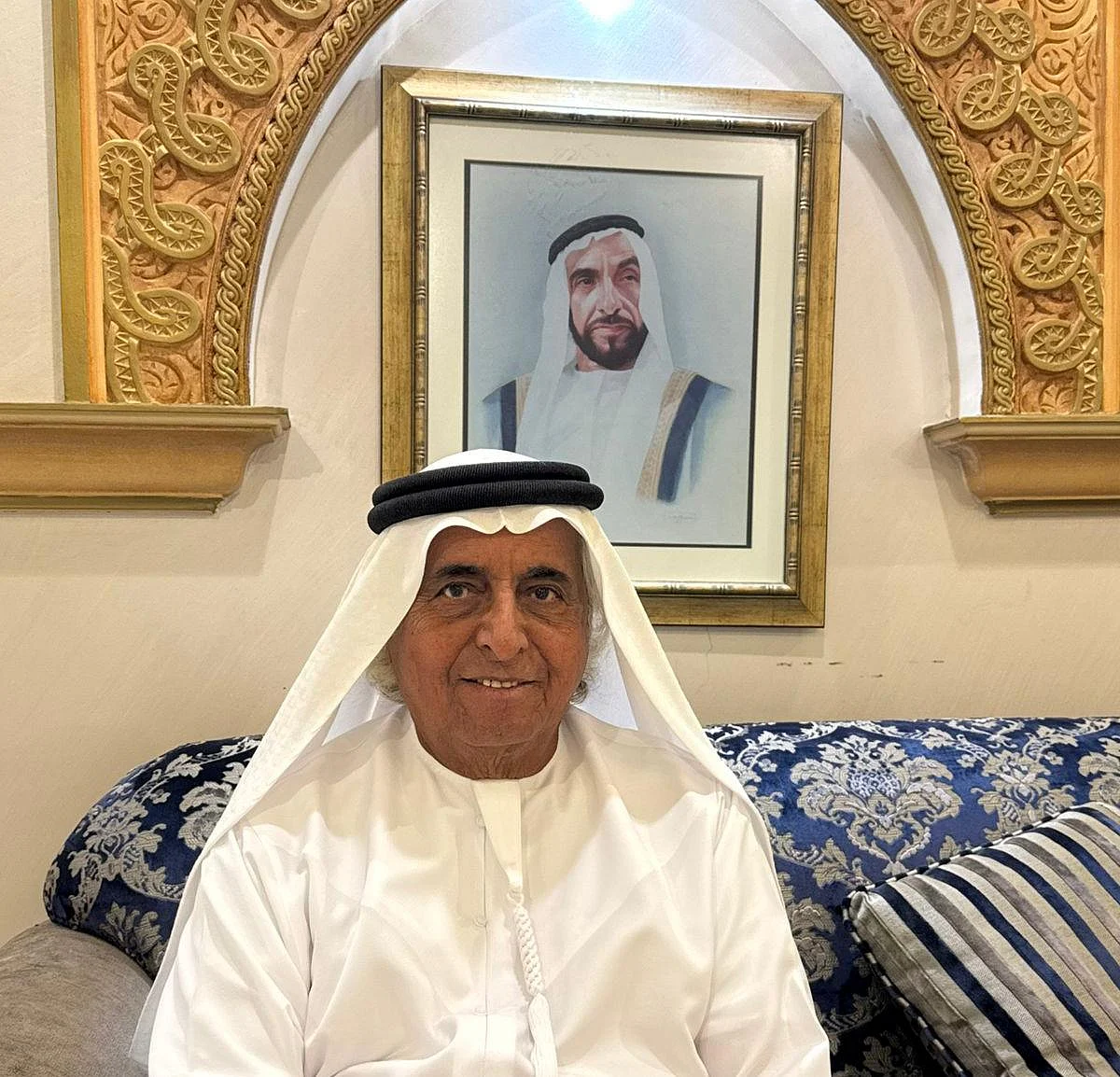 Emirlik, BAE Bayrağı ilk Kez Kaldırıldığında Şeyh Zayed'in Arkasında Durduğunu Hatırlıyor