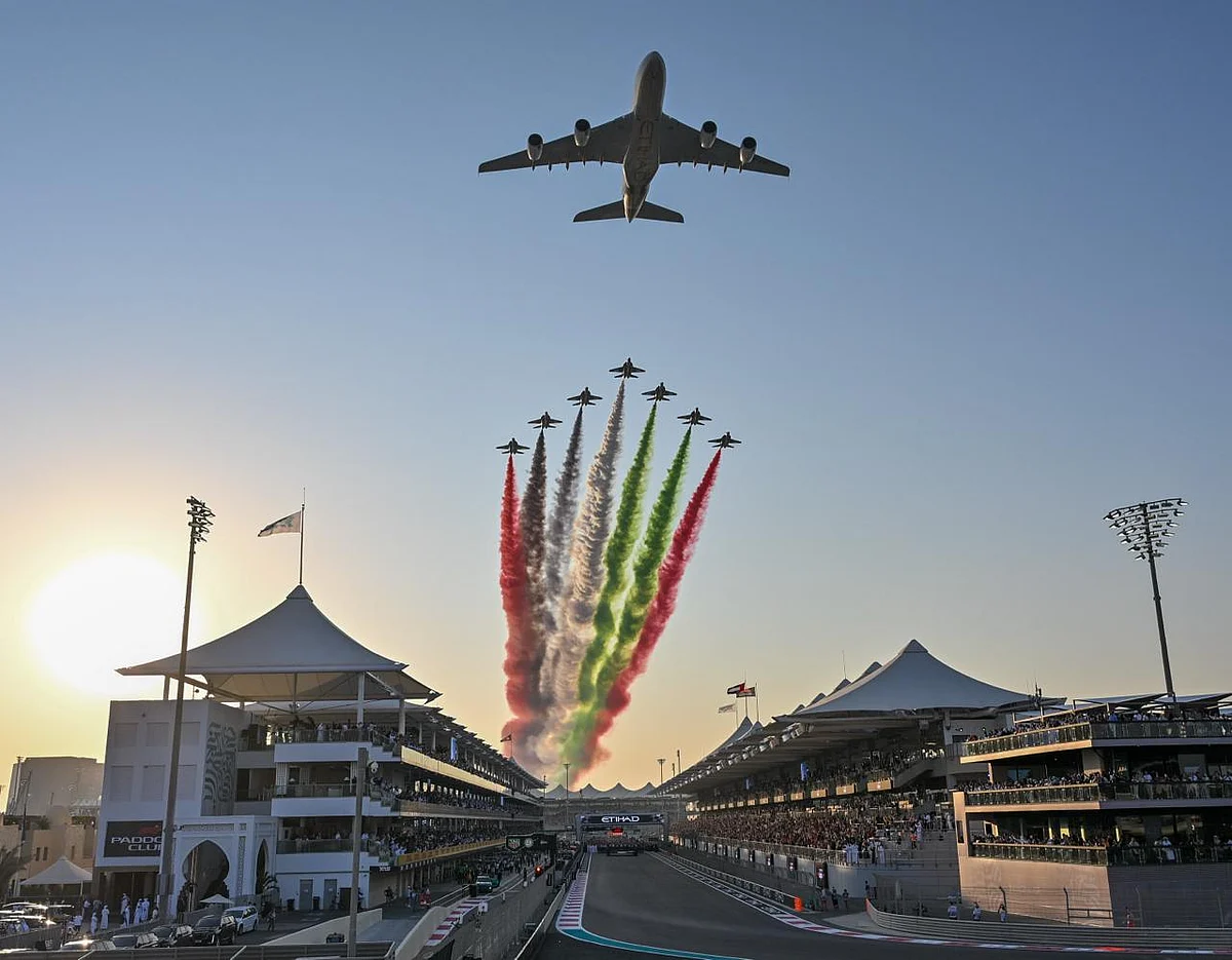 Etihad'ın Uçuş Geçmişi Gökyüzünü BAE Renkleriyle Boyuyor, Abu Dabi Grand Prix'sinde F1 Finalinin Başlangıcını İşaret Ediyor