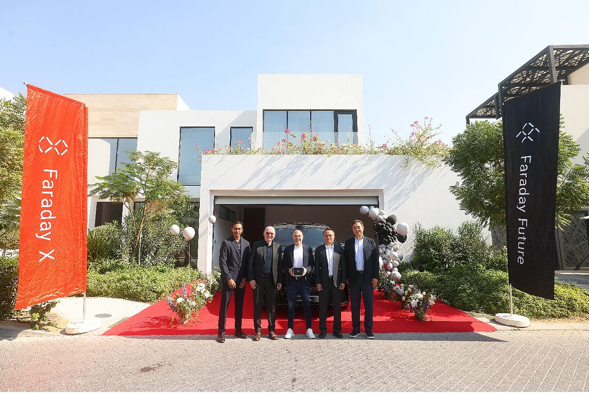 Faraday Future, Dubai'deki Futbol Efsanesi Andrés Iniesta için Fx Super One Teslimat Törenine Ev Sahipliği Yapıyor