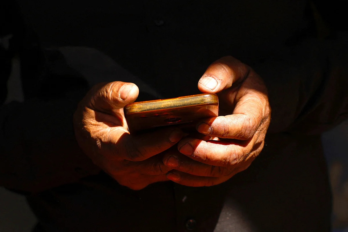 Hindistan, İsyandan Sonra Zorunlu Hükümet Telefon Uygulaması Sırasını Değiştirmeye Hazır
