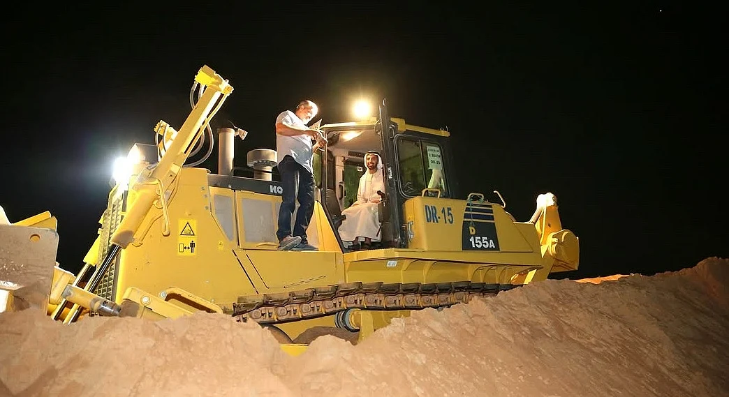 İzleyin: Rak Veliaht Prensinin Sakinlere Yardım Etmek için Buldozer Kullandığı Viral Videosu Övgü Topladı