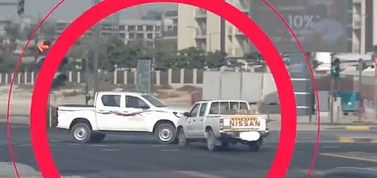 İzleyin: Sharjah'ta Kamyonet Kırmızı Işıkta Geçtikten Sonra 2 Araç Çarpıştı