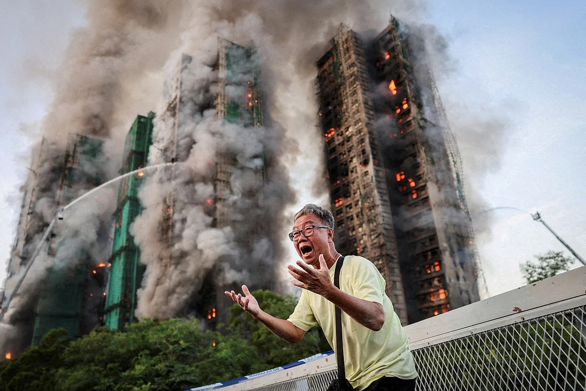 'Karım İçeride': 71 Yaşındaki Adamın Fotoğrafı Hong Kong Ateşinin Sembolü Oldu