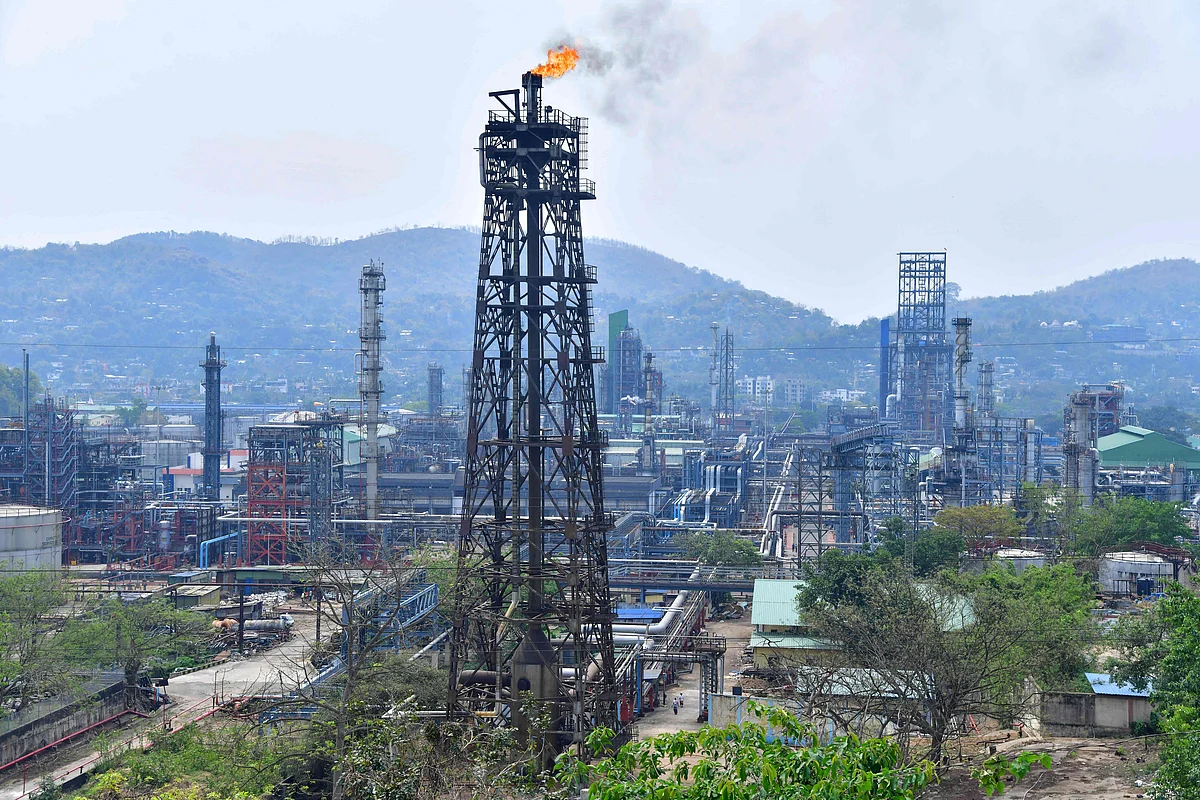 Kaynaklar, Hindistan'ın Rus Petrol ithalatının Yaptırımlara Rağmen Direnç Gösterdiğini Söylüyor